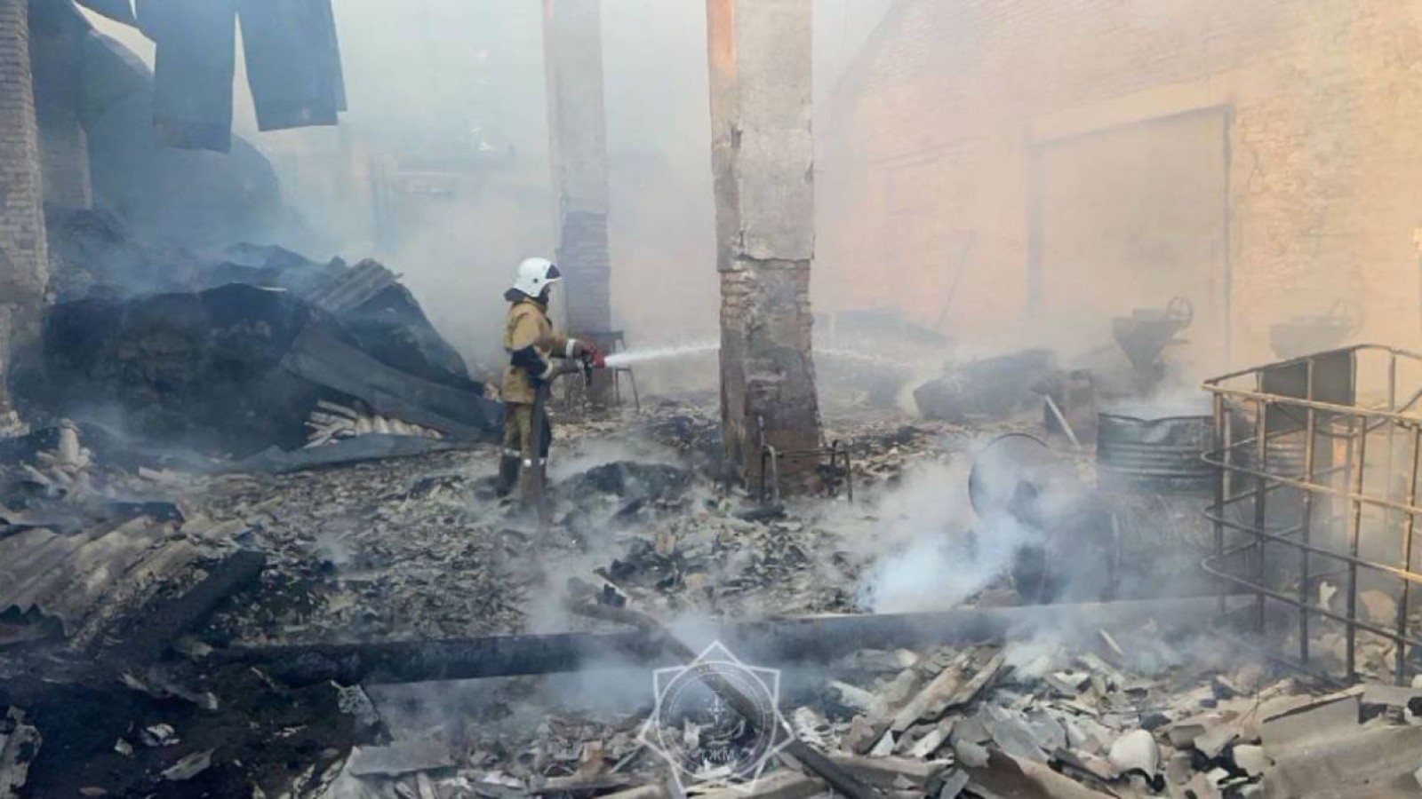 Алматы облысында қойма өртенді.