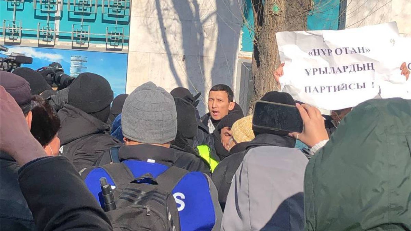 АЛМАТЫДА НАРАЗЫЛЫҚҚА ШЫҚҚАНДАР ҚОРШАУДА ТҰР.