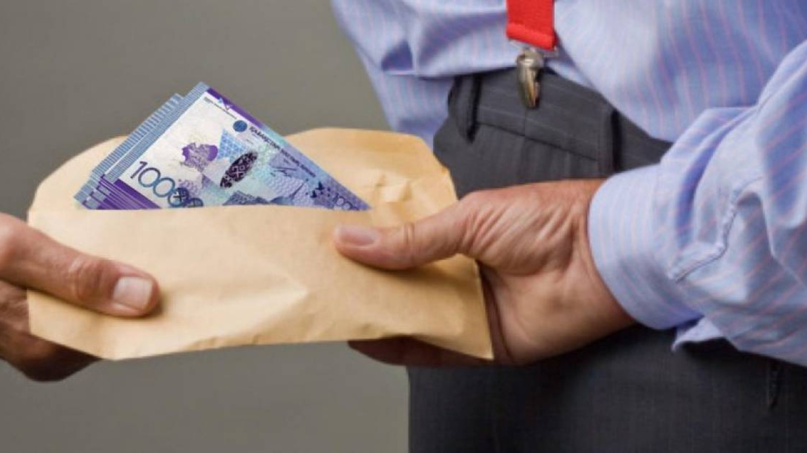 Әкімдік қызметкерлері жемқорлықтан полицейлерді басып озды.