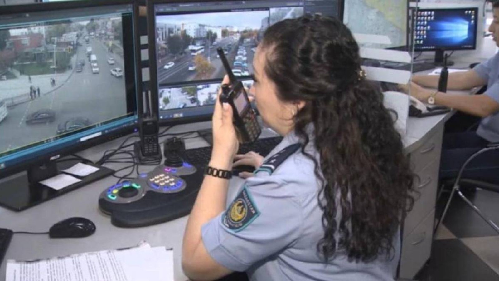 Астанада есікті теуіп сындырған вандалдар жазаланды.