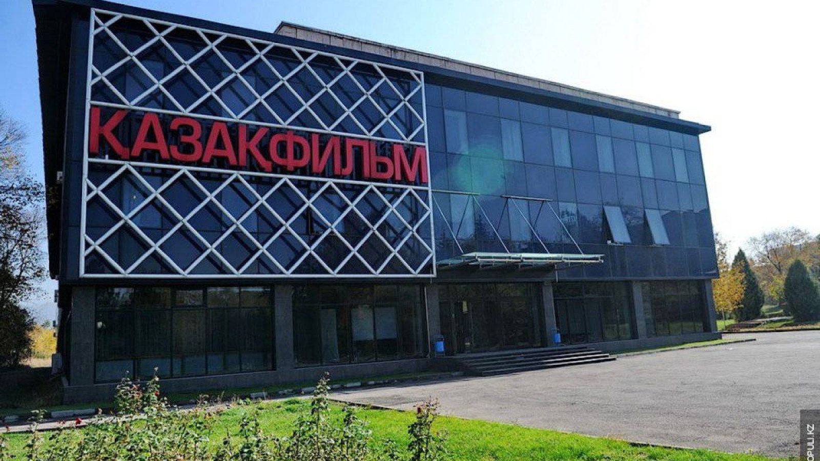 «Фильмді уақытында өткізбеді». “Қазақфильмдегі” дау басылмай тұр.