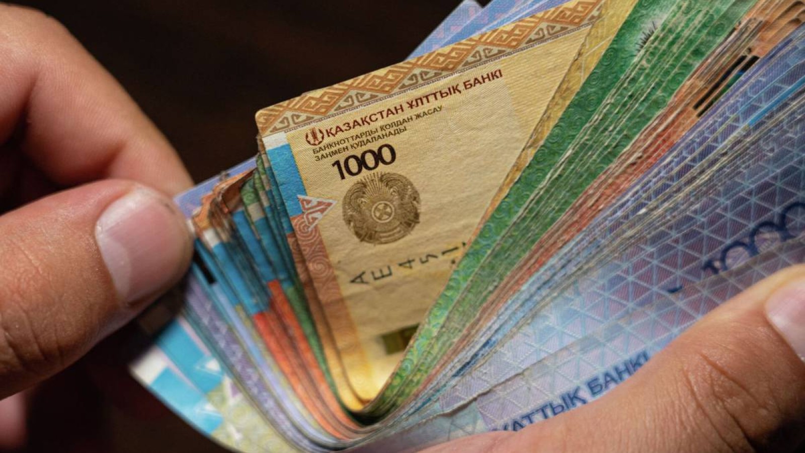 Шымкентте мектеп басшылығы 6,8 млн тенге жымқырған.