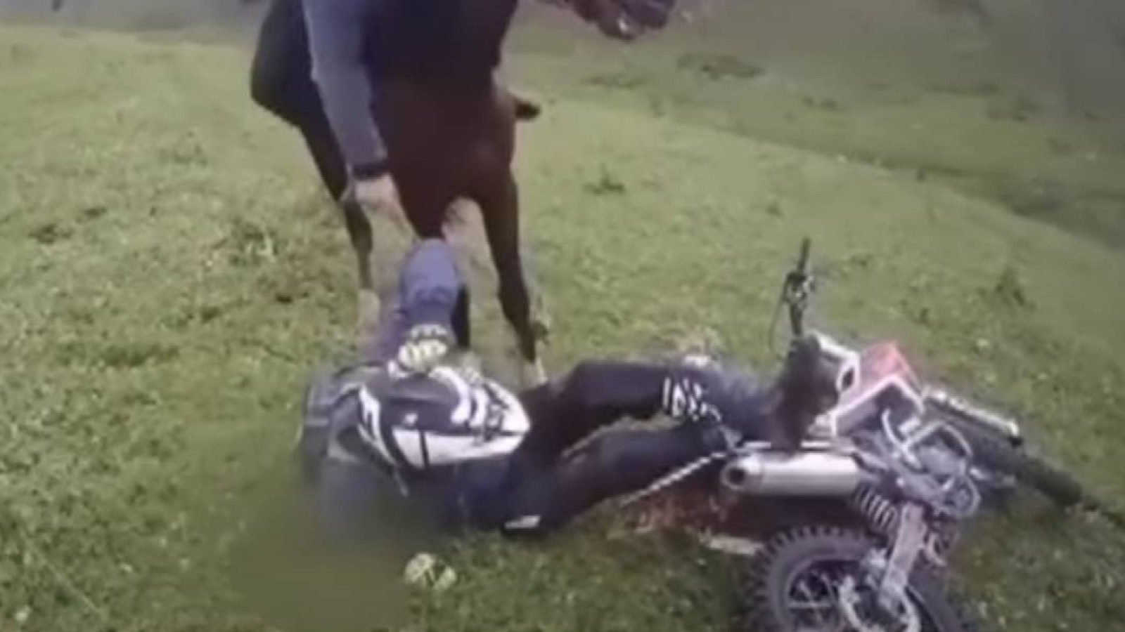 Тауда мотоцикл жүргізушілерін ұрғандар қамалды.