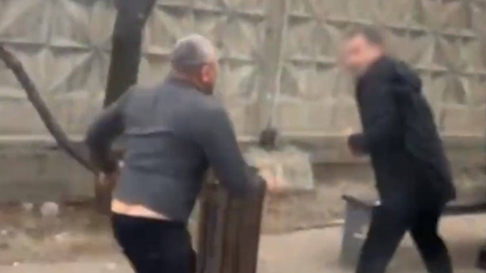 Алматыда автобус жүргізушісі соққыға жығылды.