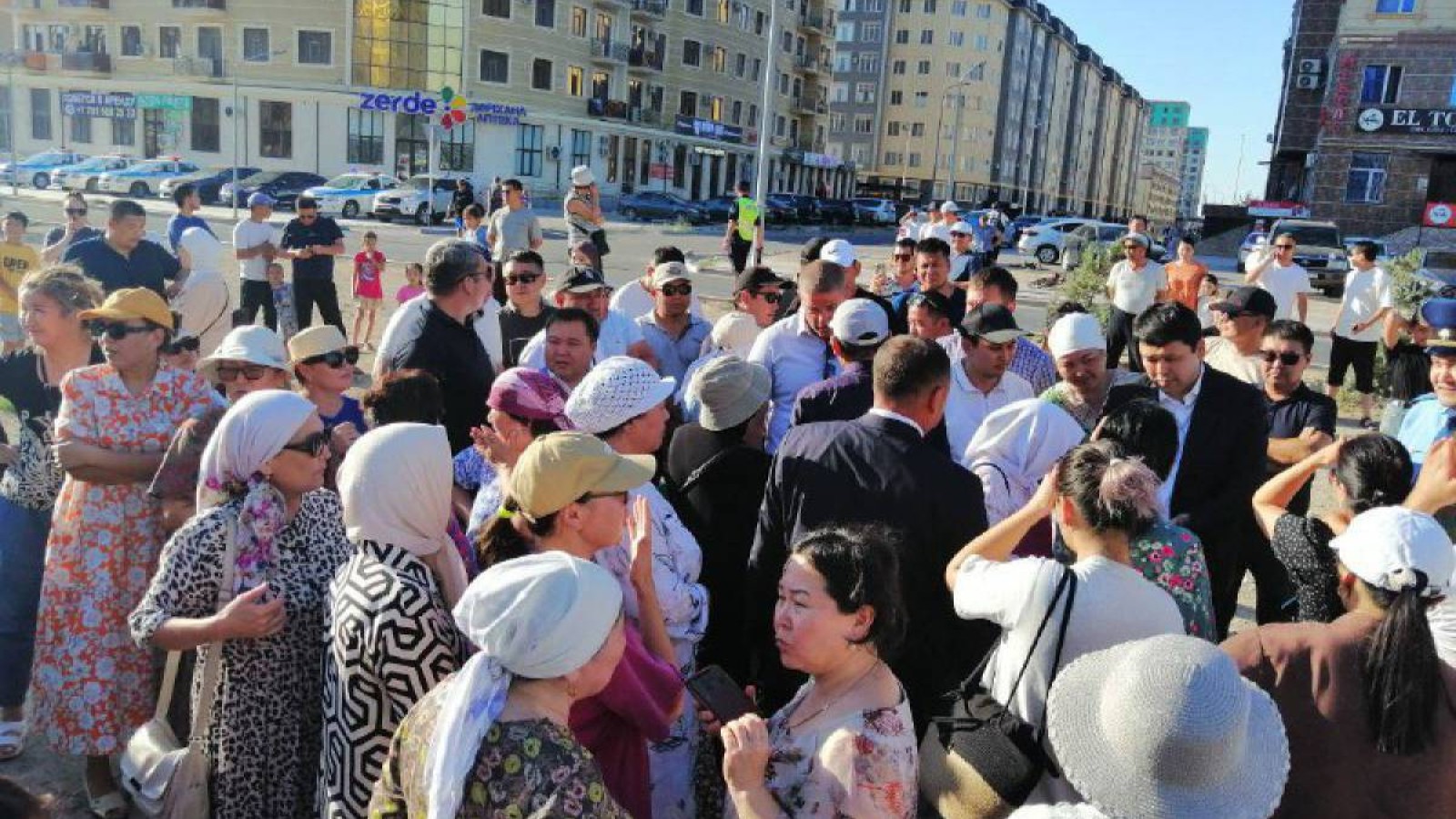 Сусыз қалған Ақтау тұрғындары жолды жапты.