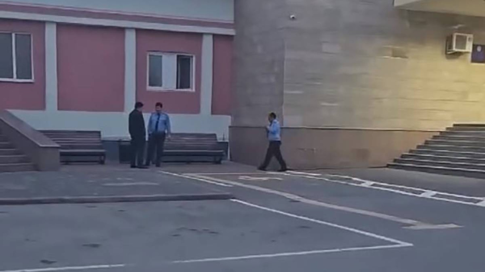 Блогер прокурорды шыр айналдыра қуды.