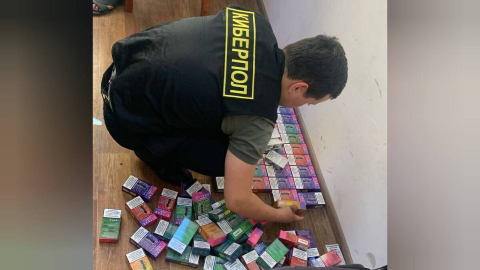 Алматы облысының полицейлері 2 млн теңгенің вейптерін тәркіледі.