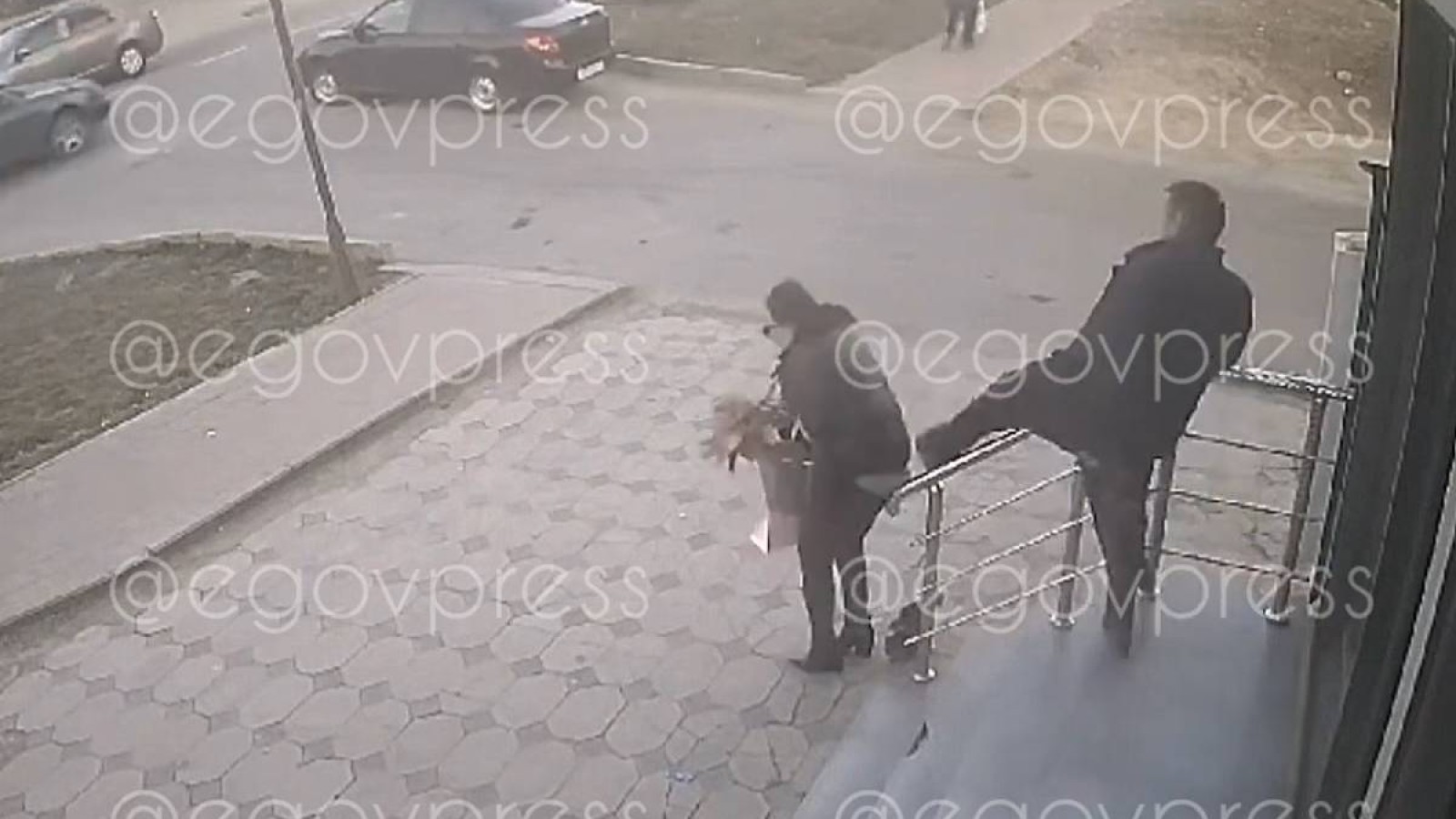 Шымкентте әйел адамды еш себепсіз көшеде ұрған еркек ұсталды (видео).