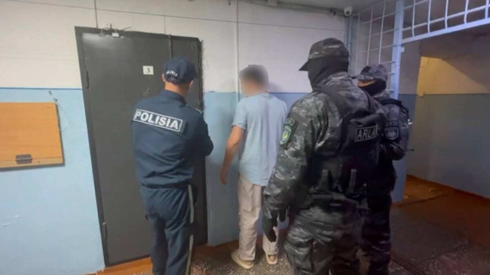 Діни алауыздық тудырды деген күдікті полиция қызметкеріне шабуыл жасады.