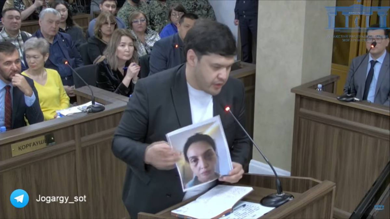 Салтанат Нүкенованың ағасы қарындасының соққы алған фотосын көрсетті.