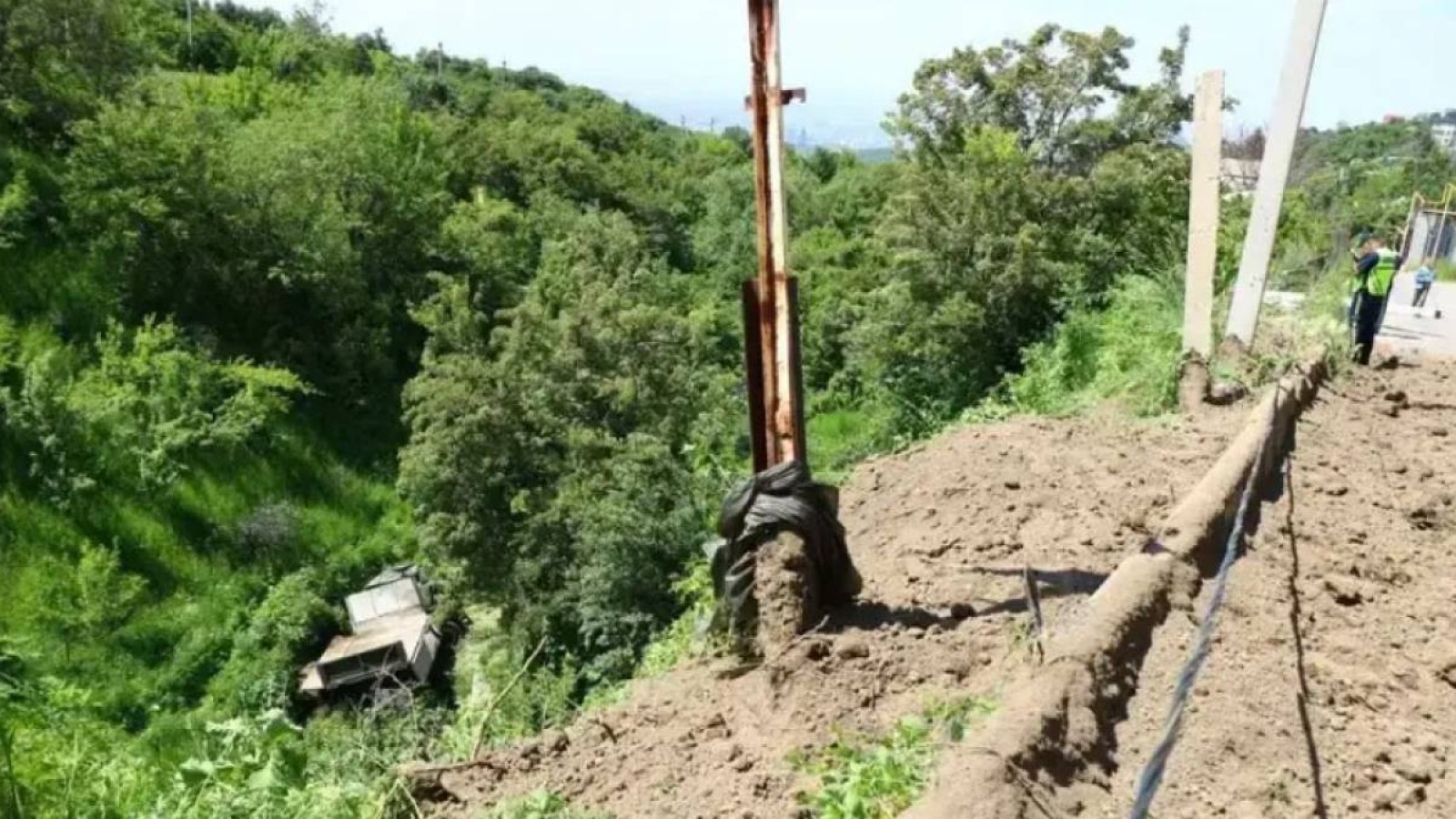 Алматыда КАМАЗ жардан құлады.