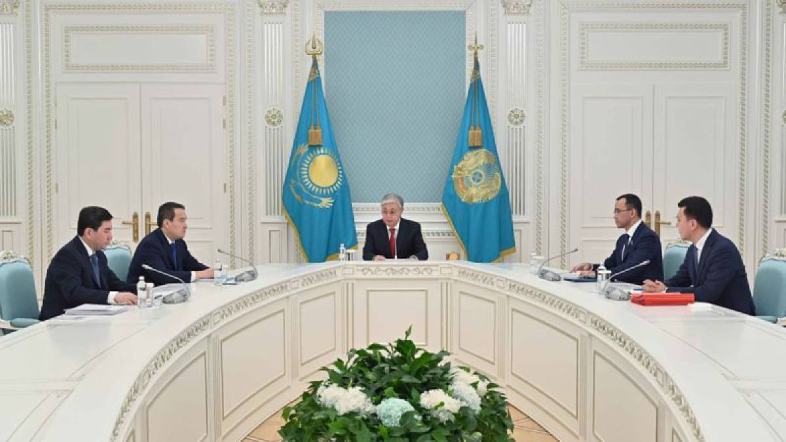 Тоқаев Мәжілісті тарату және мәслихаттардың өкілеттігін мерзімінен бұрын тоқтату жөнінде кеңес өткізді.