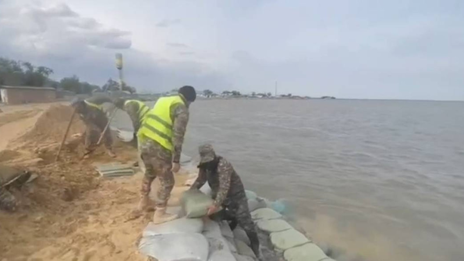 Ырғыз ауданында бөгетті нығайту жұмыстары жалғасуда.