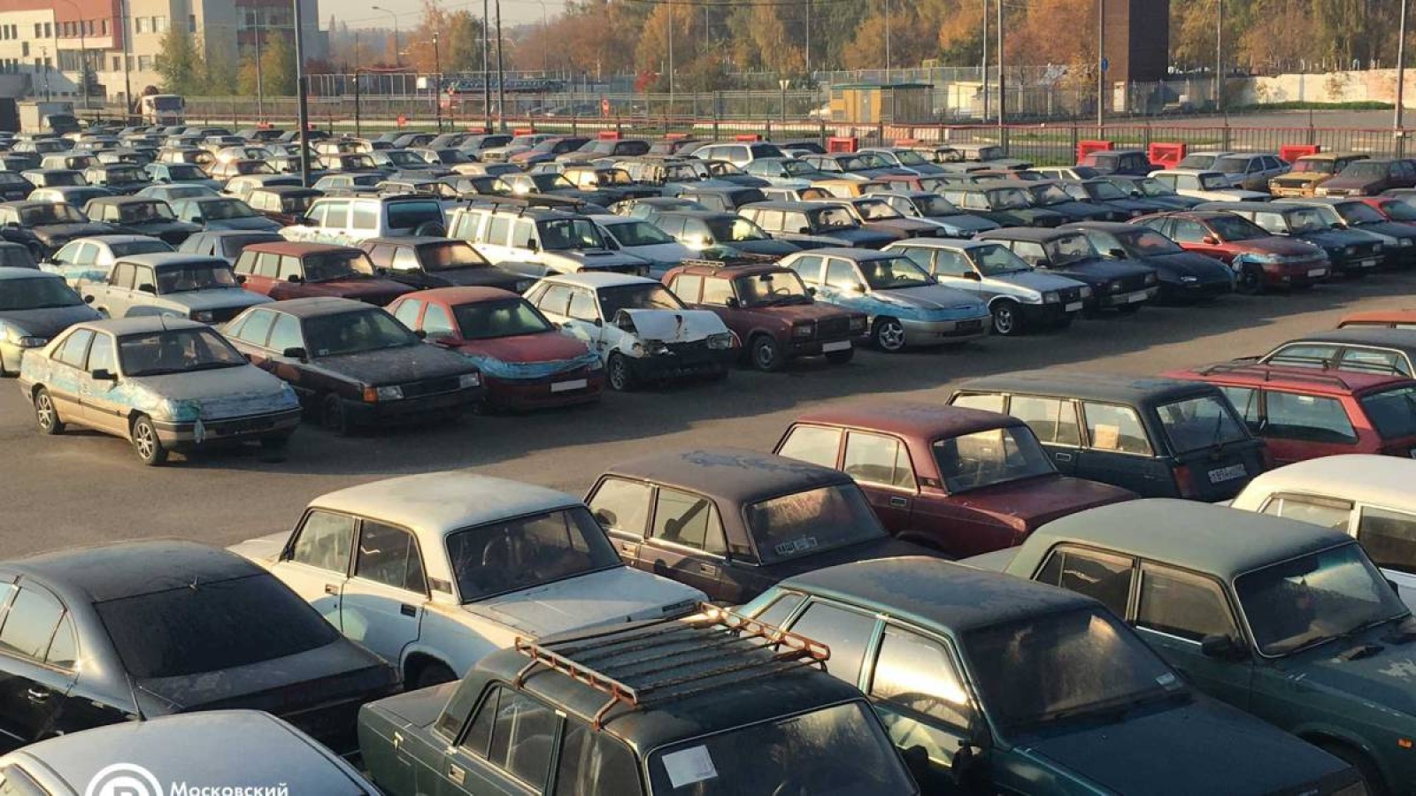 Полицей айып тұрағындағы көліктерді сатып жіберген.