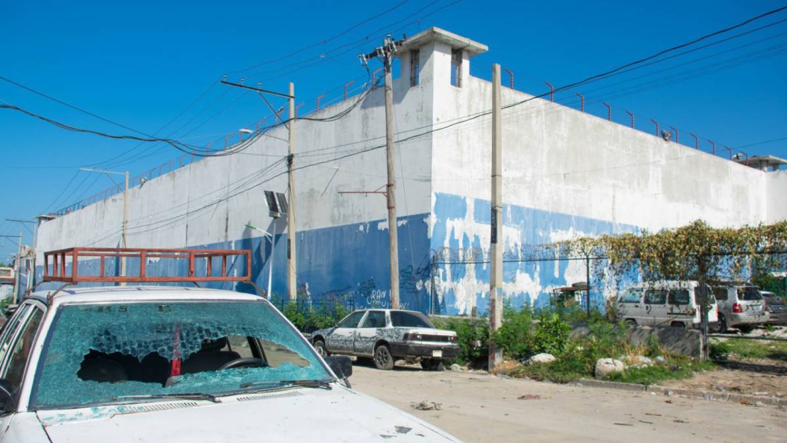 Гаитиде қарулы топ түрмені басып алып, 4 мың қылмыскерді босатып жіберді.