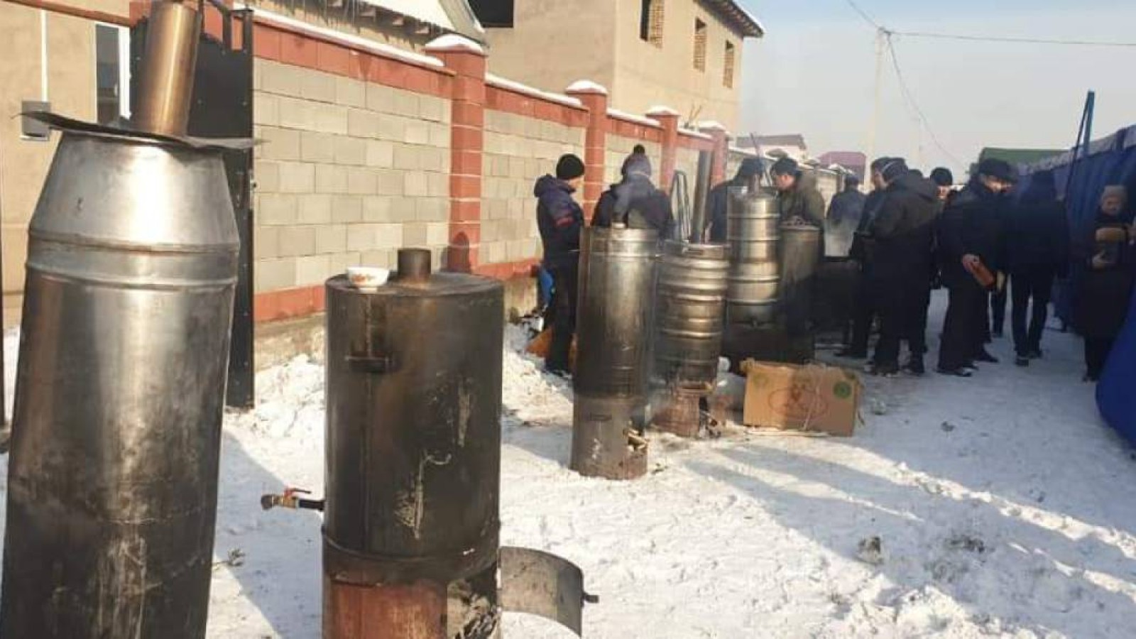 Ұшақ апаты: Еріктілер, ауыл тұрғындары, мешіттер құтқарушыларға ас-су беруде.