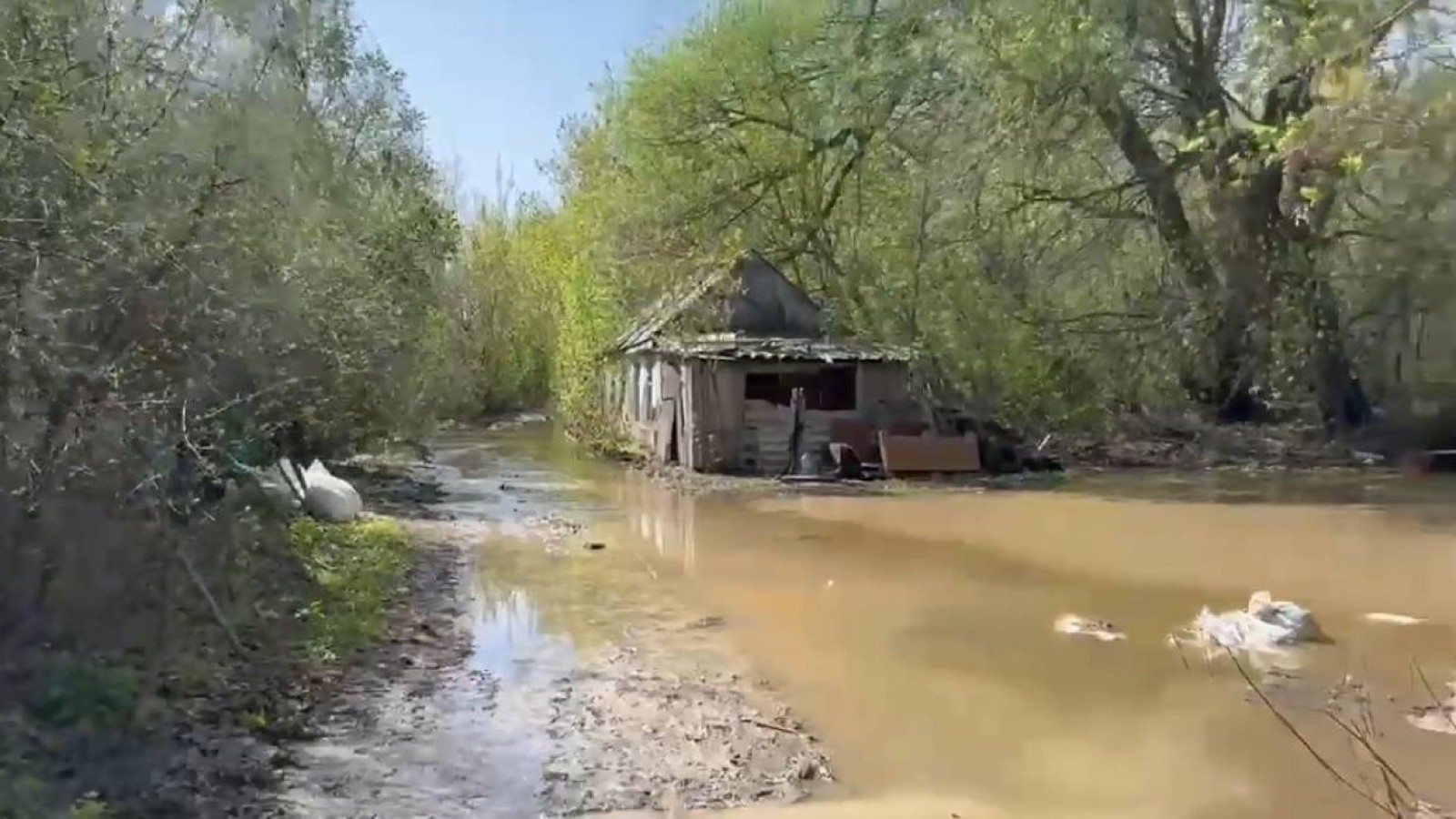Орал қаласының маңындағы саяжайларды су басуда.