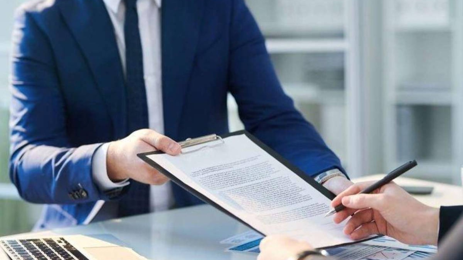 ХҚКО қызметкері көліктерді заңсыз тіркеумен айналысқан.