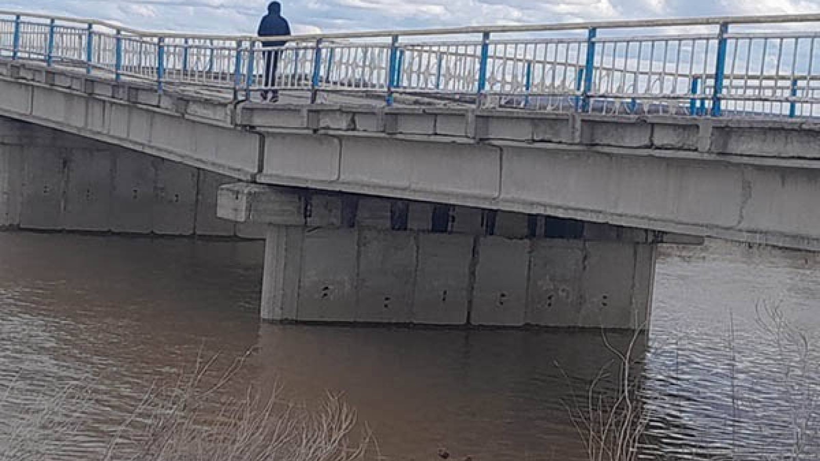 Қостанай облысында жол көпірі жарылып кетті.