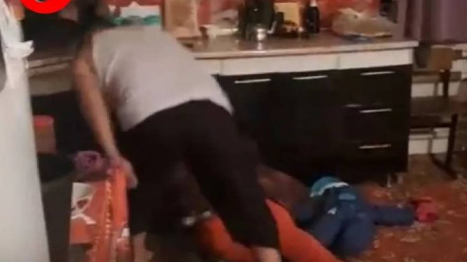 Тағы бір әйелді күйеуі елдің көзінше соққының астына алды.