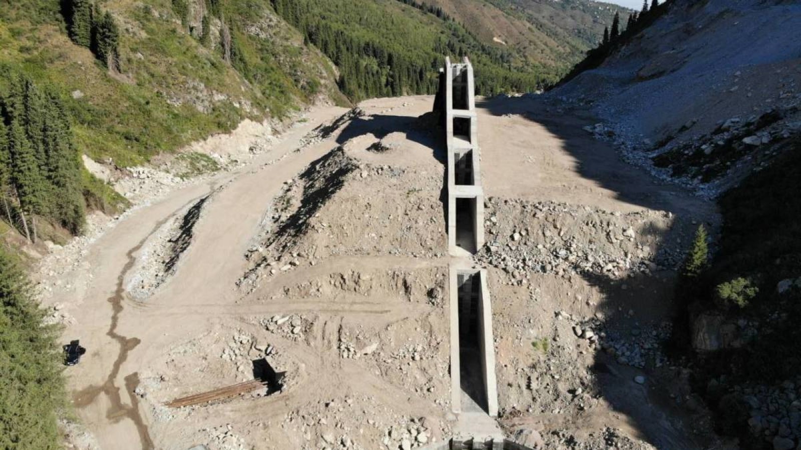 Алматыдағы сел қаупі бар Ақсай өзені бөгетінің құрылысы неге тоқтап тұр?.