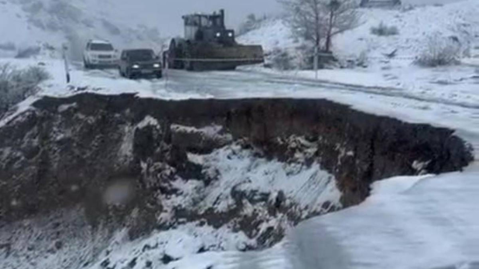 Марқакөлде топырақ көшкіні жүріп, жол жабылды.