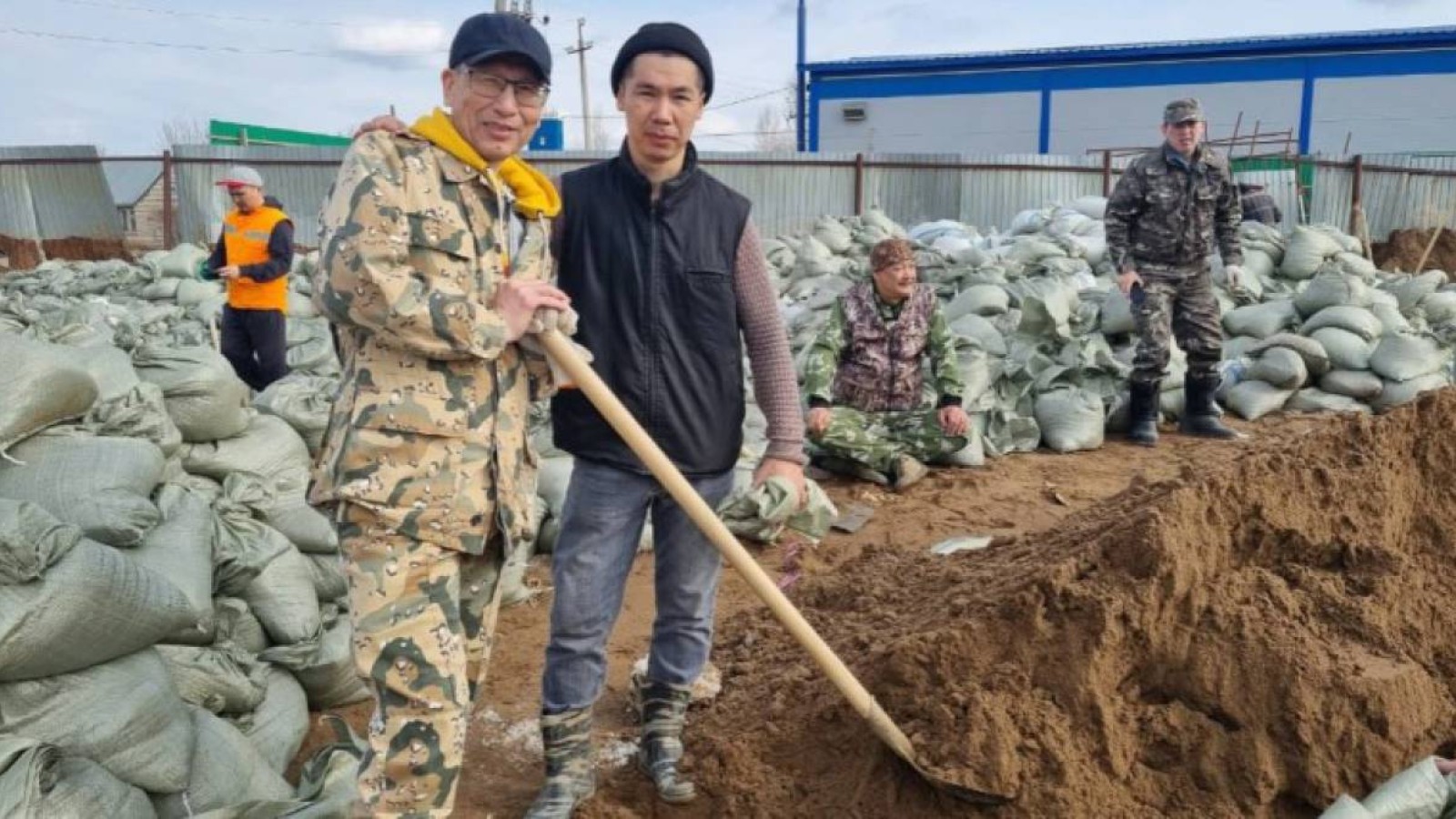 Еріктілер Ақтөбедегі 50 үйдің 30-ын су тасқынынан құтқарып қалды.