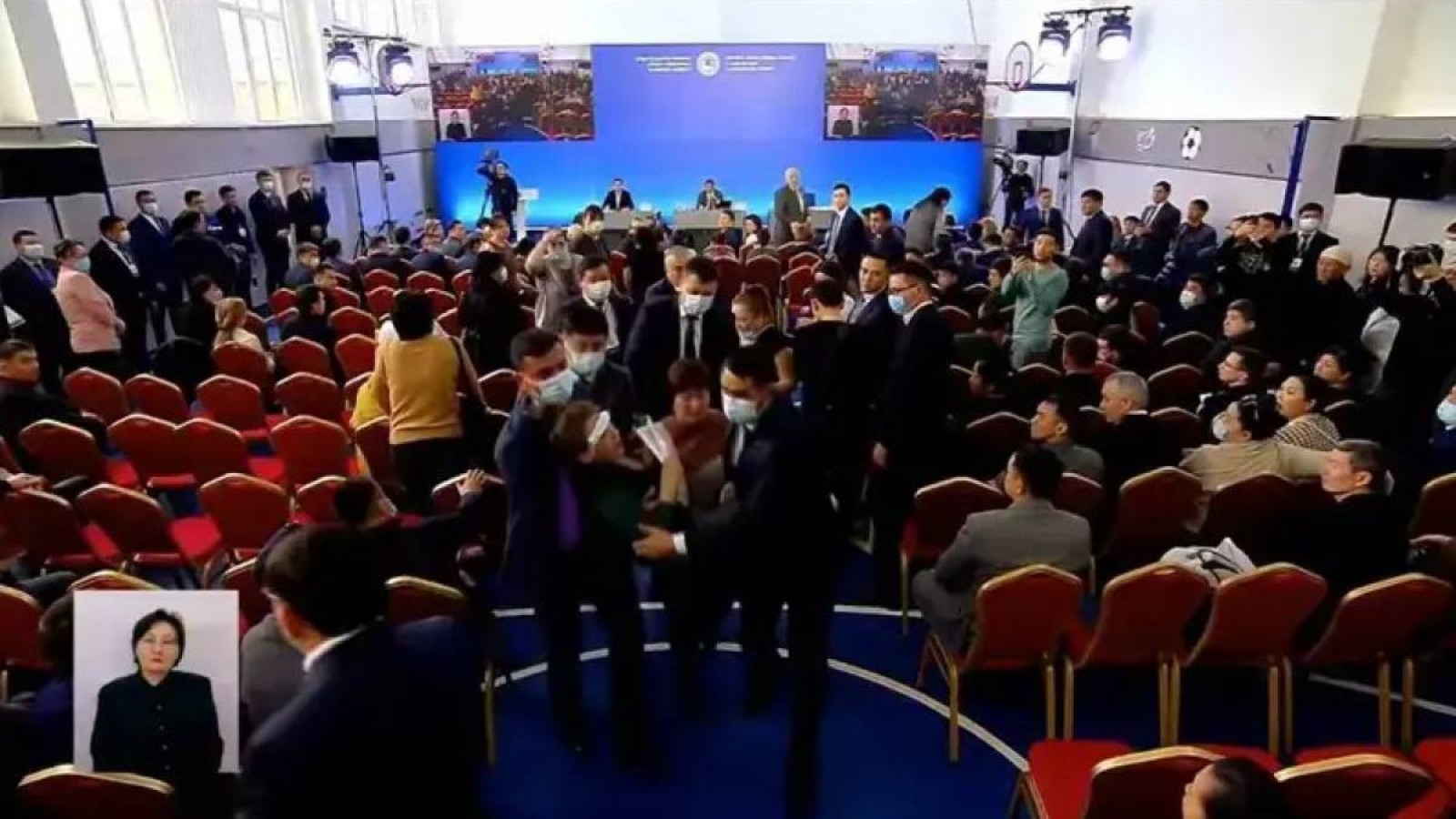 Досаевтың халықпен кездесуінде «баспанамызды рэкеттік әдіспен тартып алып жатыр» деген әйел есінен танып құлады.