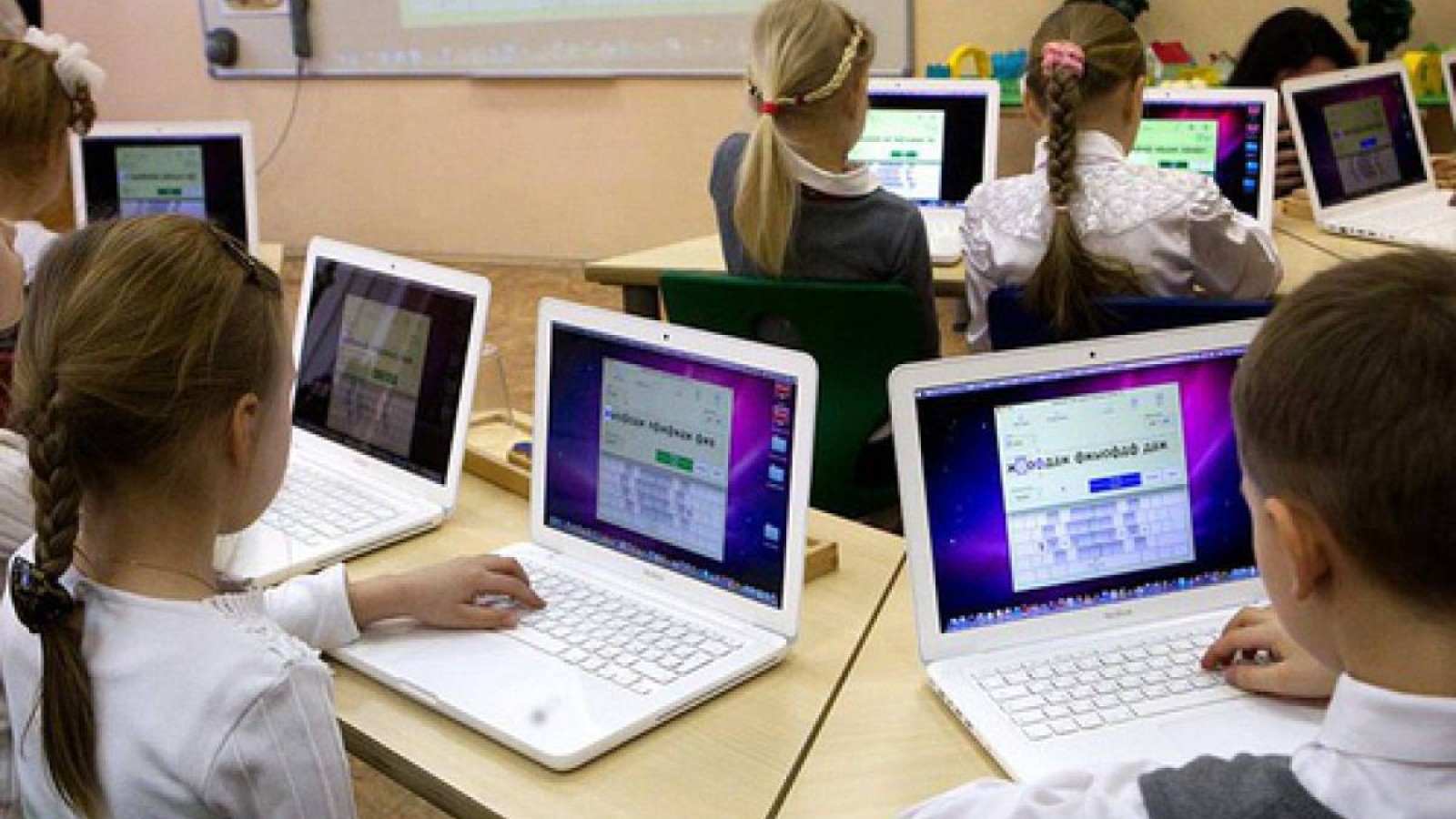 Оқушылар мектеп компьютері арқылы букмекерлік кеңселерге еркін кіріп отырған.