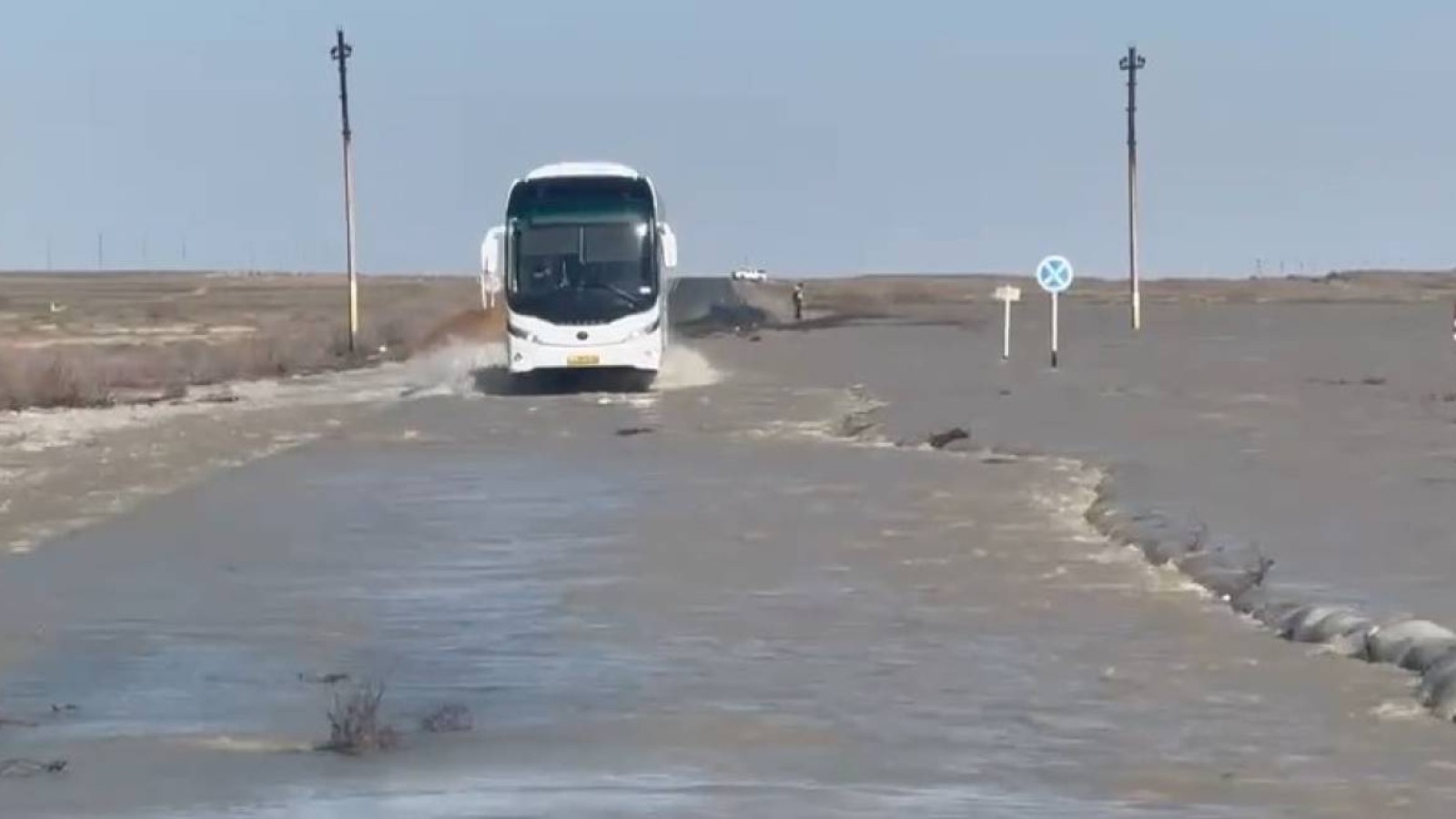 Құлсары қаласына кіретін жол жабылды.
