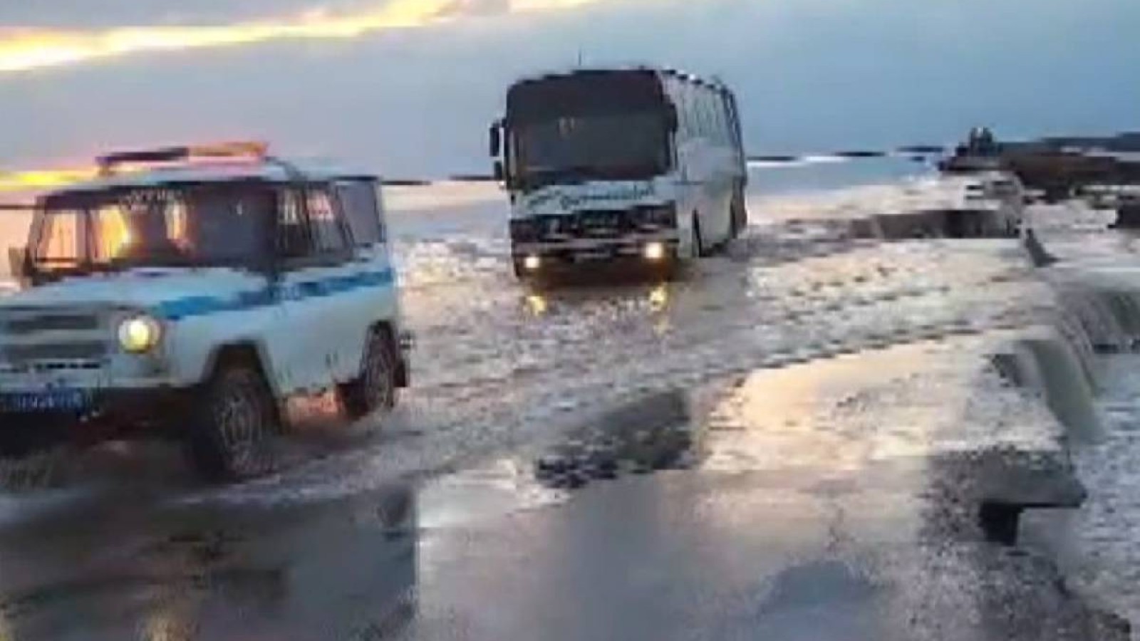 Су тасқыны: «Қазавтожол» мамандары мен полицейлер жолаушыларды құтқарды.