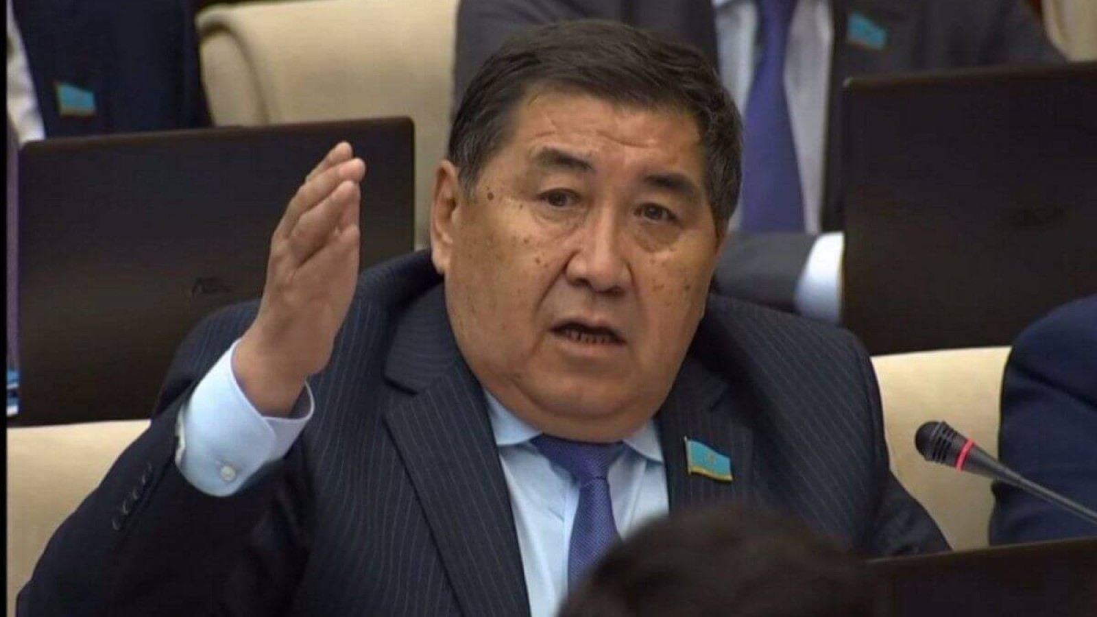 Тимур Құлыбаевтың атжалмандары ұрлаған акивтер… Депутат заңсыз шыққан активтердің елге қайтпай жатқанына қапалы.