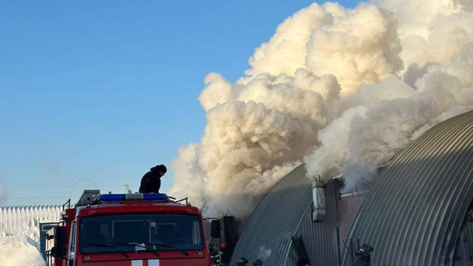 Астанада жиһаз цехы өрте оранды.