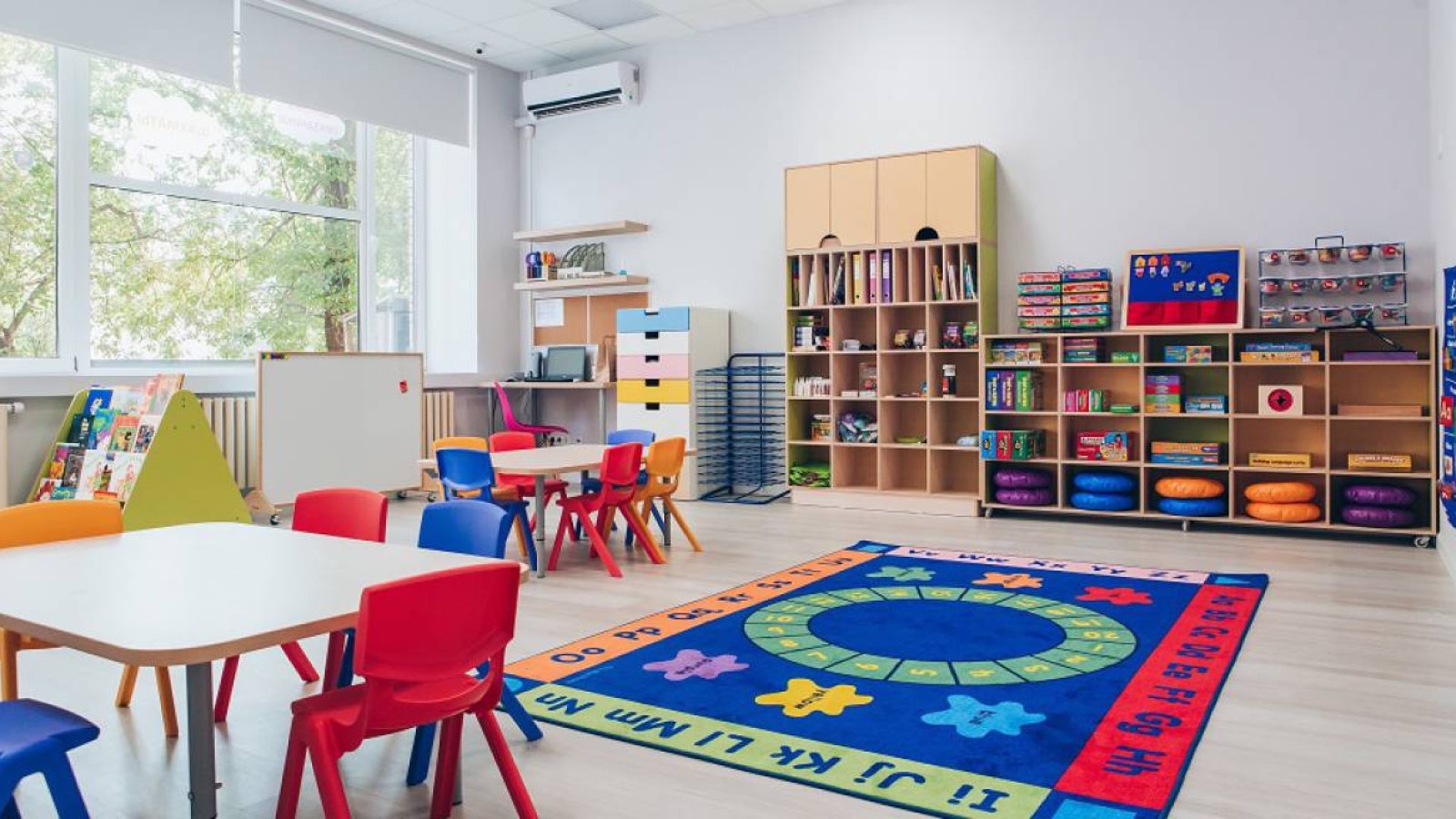 Оралдағы балабақшада балалардың үстіне шкаф құлады.