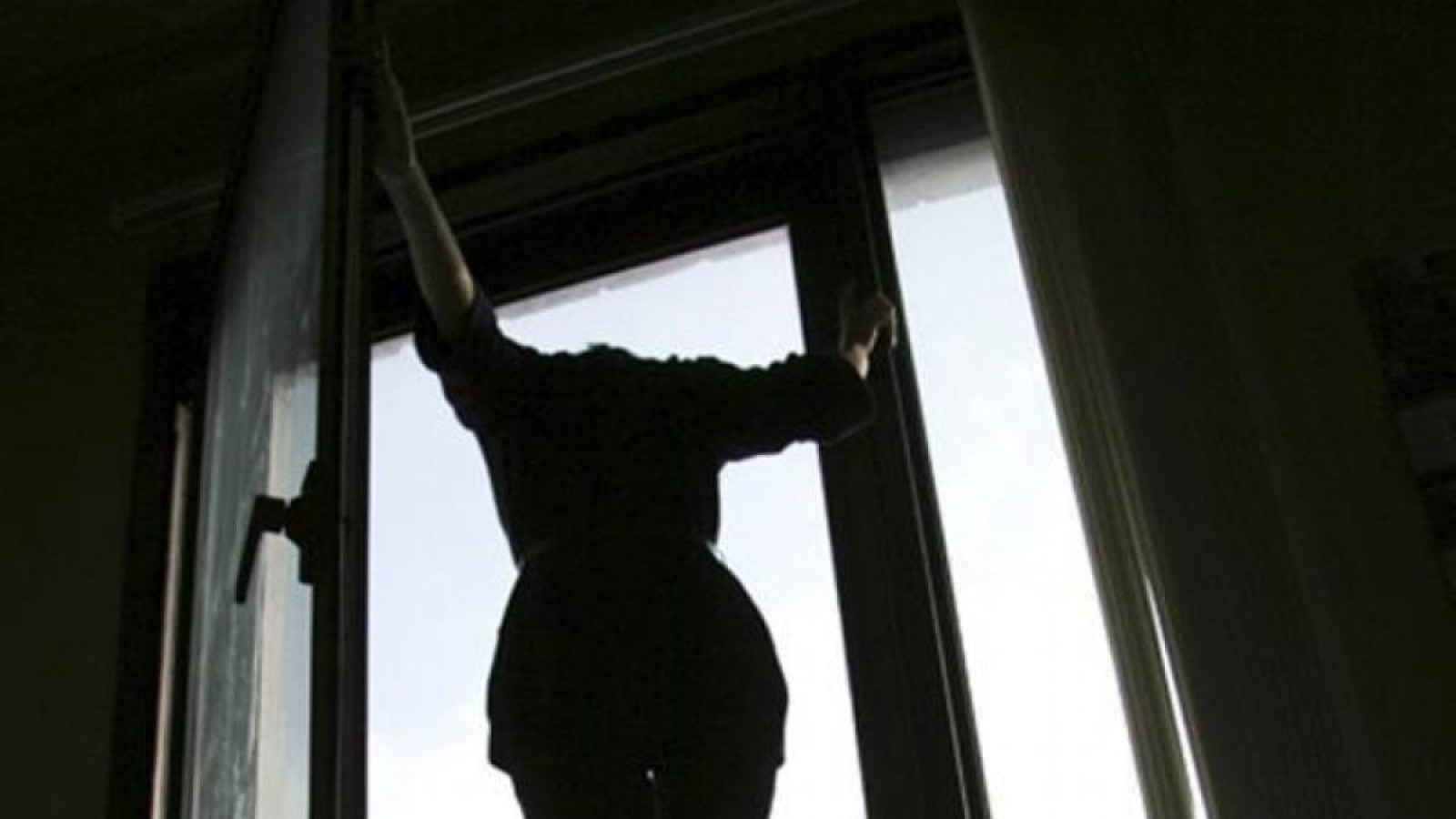 Алматыда жер сілкінісі кезінде 3 адам терезеден секіріп кеткен.