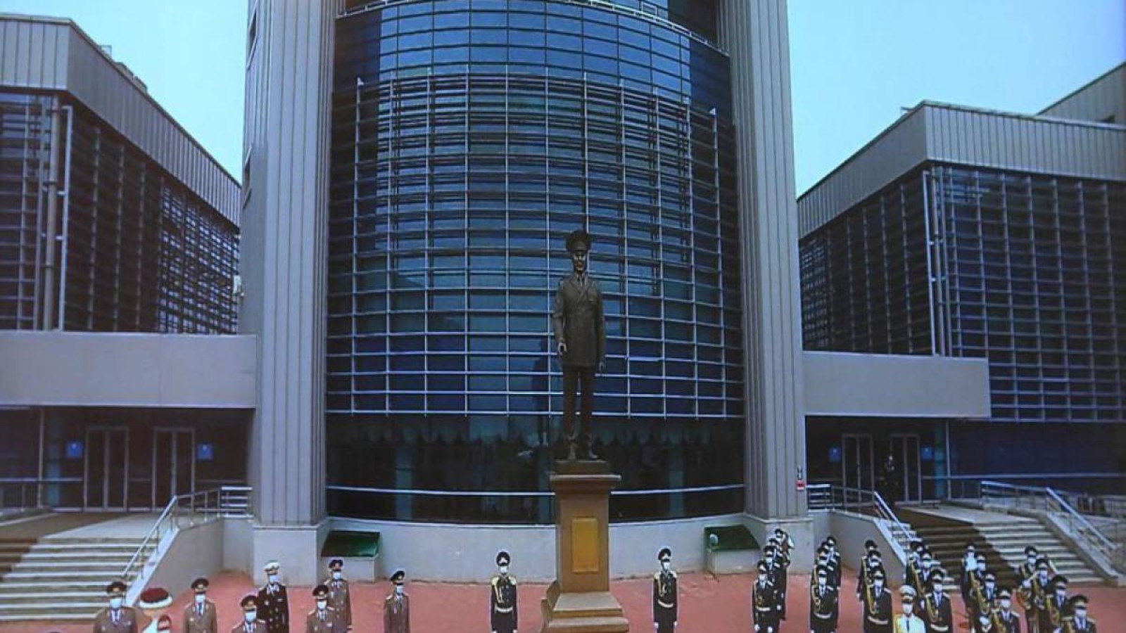 Астанада Назарбаевтың ескерткішін алып тастады.