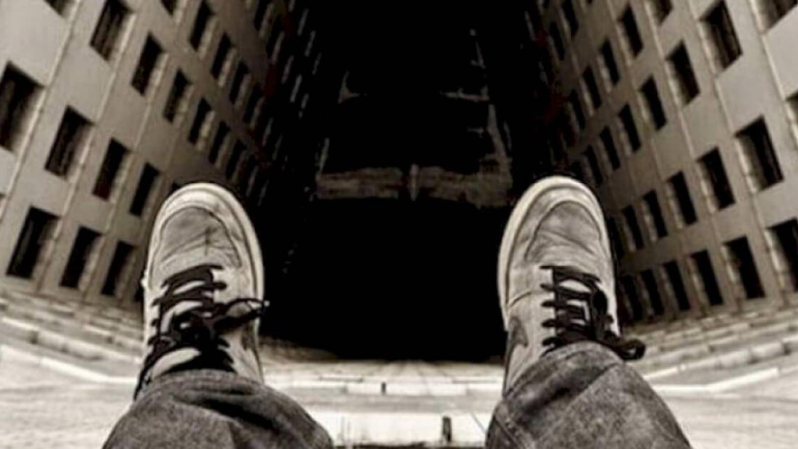 Астанада 18 жастағы жігіт суицид жасады.