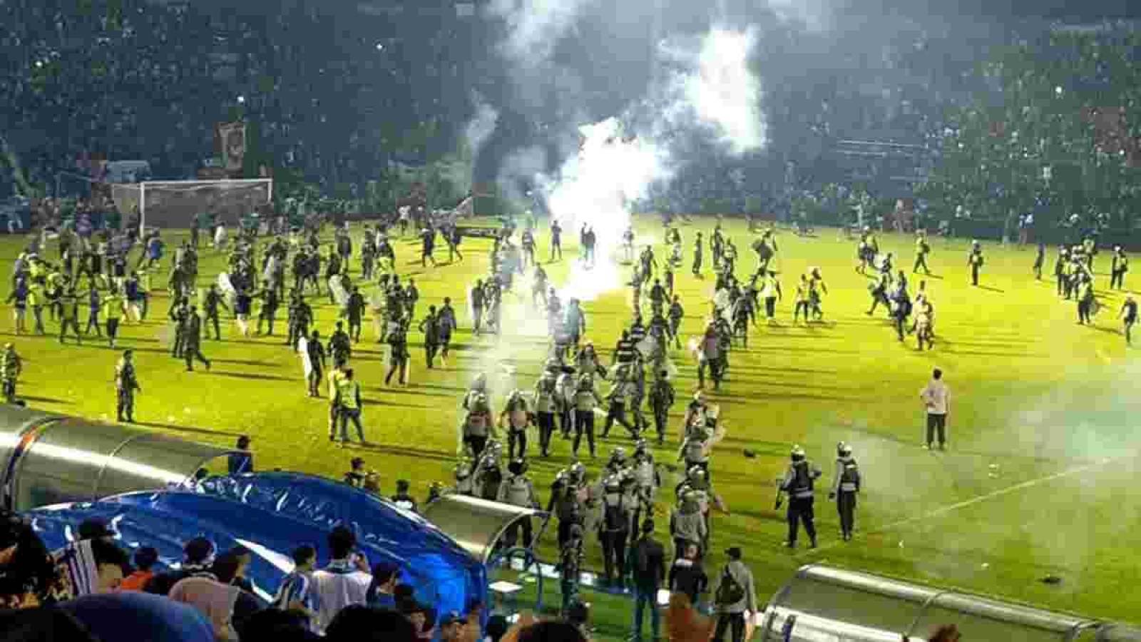 Индонезиядағы стадионда болған жаппай төбелестен 170 адам қаза тапты.