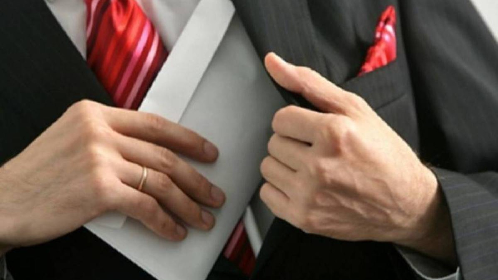 Ақтауда кеден бекетінің басшылығы пара алды деген күдікпен ұсталды.