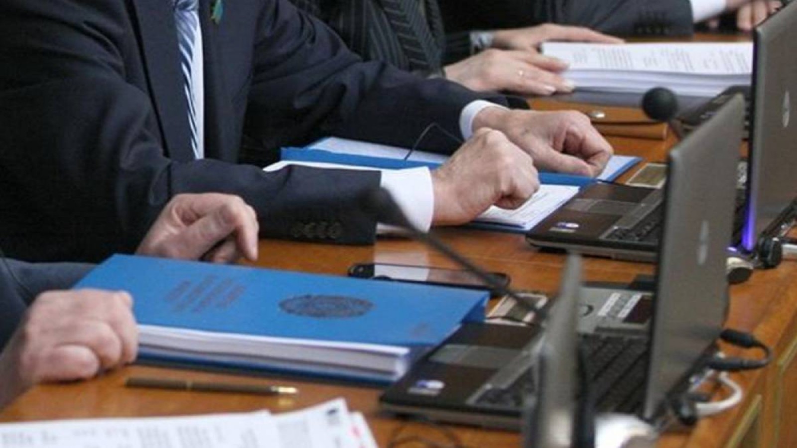 Қоғамдық тыңдауларды отырыстар негізінде ғана емес, интернет-конференциялар түрінде де өткізу мәселесі қаралды.