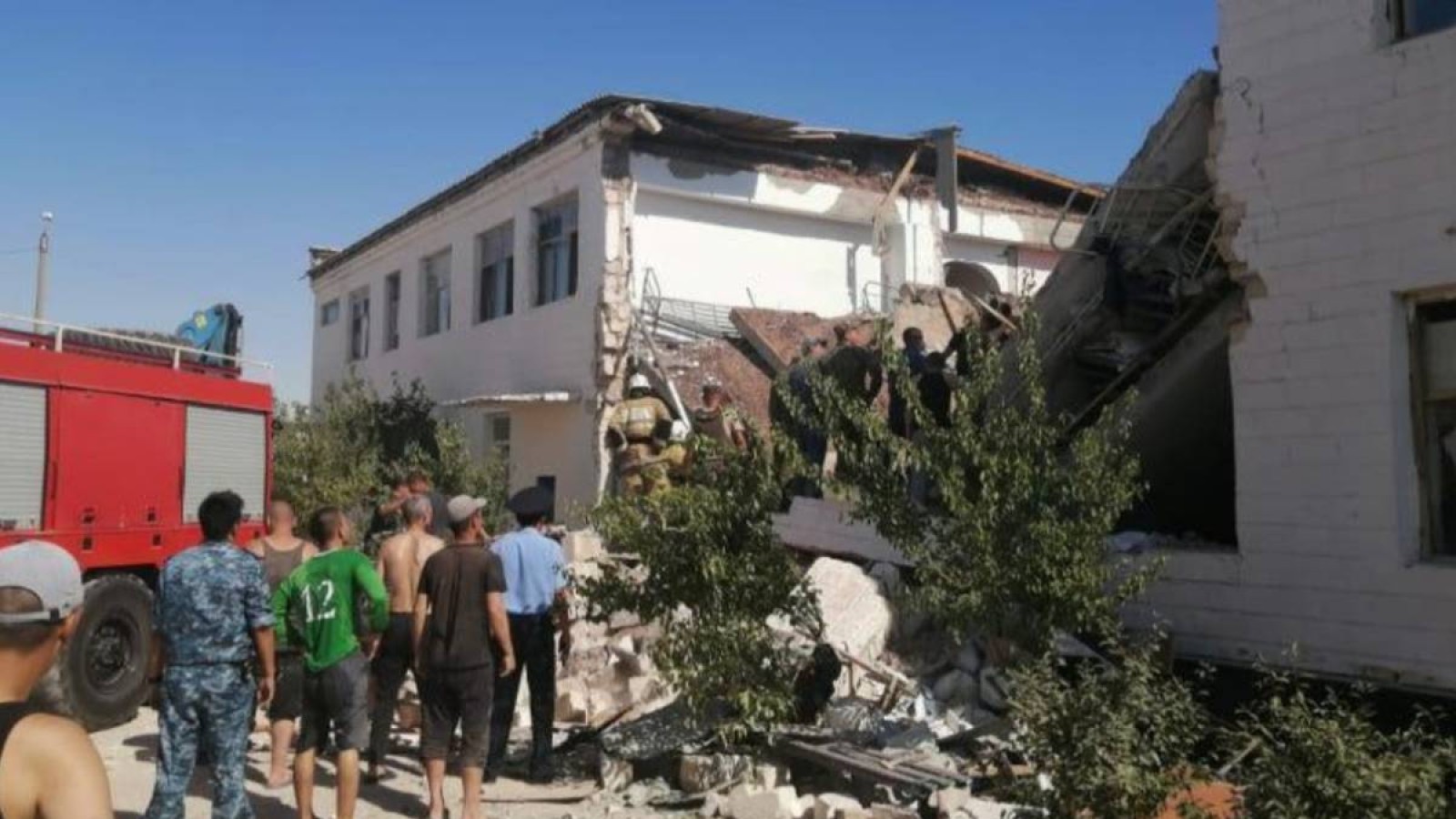 Үш адам мерт болды: Ақтауда қираған абақты астында қалған тағы бір сотталушы хәл үстінде жатыр.