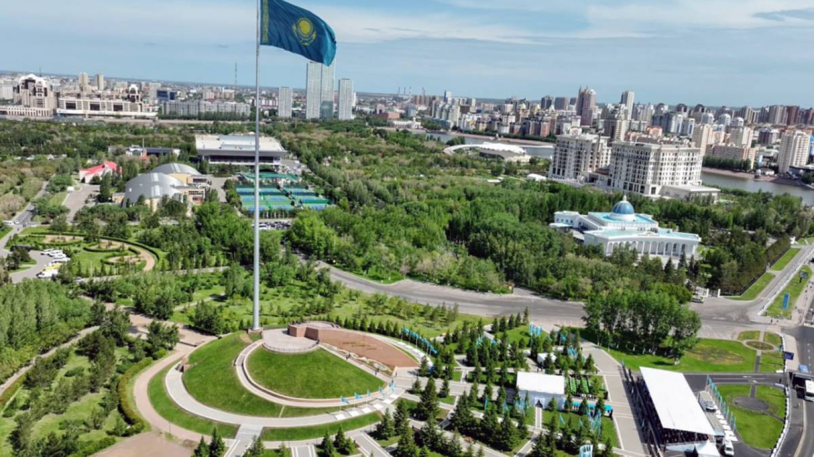 Қасым-Жомарт Тоқаев Мемлекеттік ту көтеру рәсіміне қатысты.