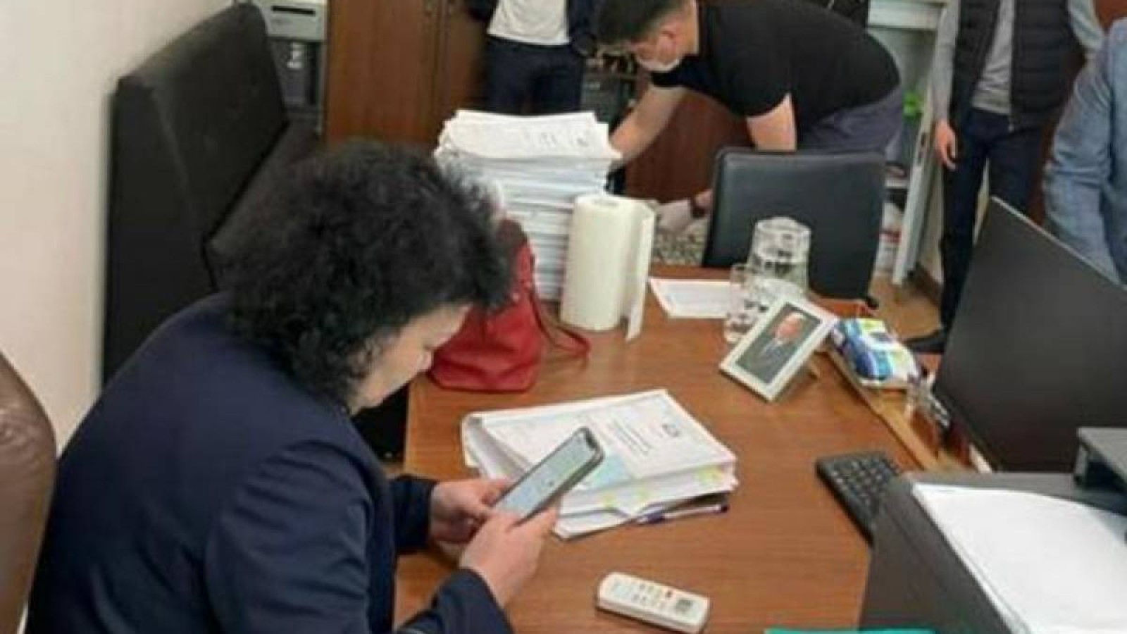 Тінту жүріп жатқанда судья кімге хабарлама жазды?.