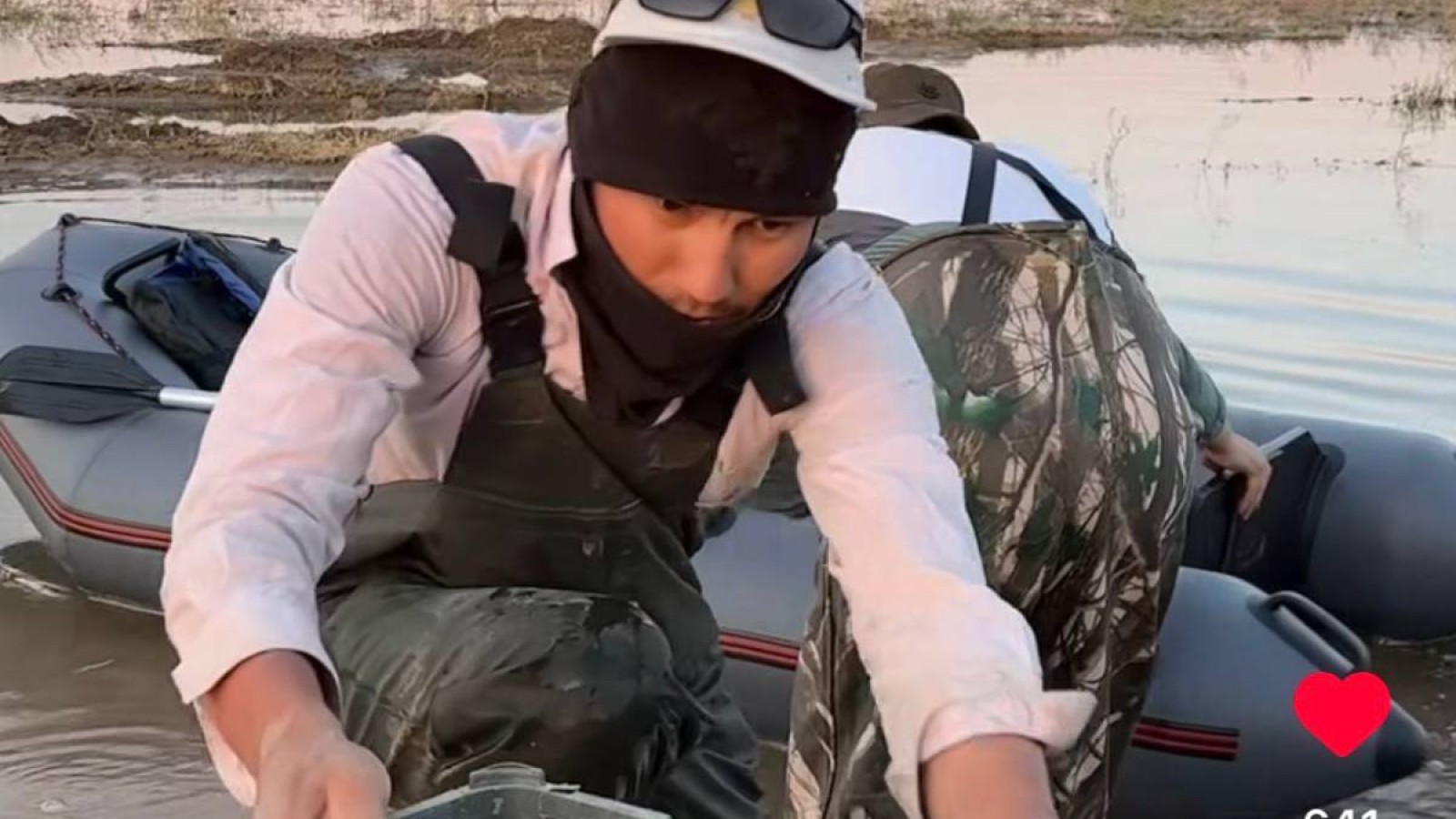 Су тасқыны: Атырау кәсіпкерлері құлпынай алқабына қайықпен қатынап жүр.