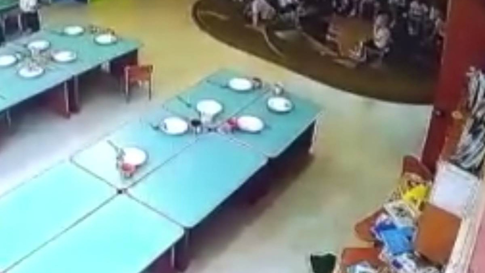 Өскемендегі балабақшада бүлдіршінді еденге лақтырды.