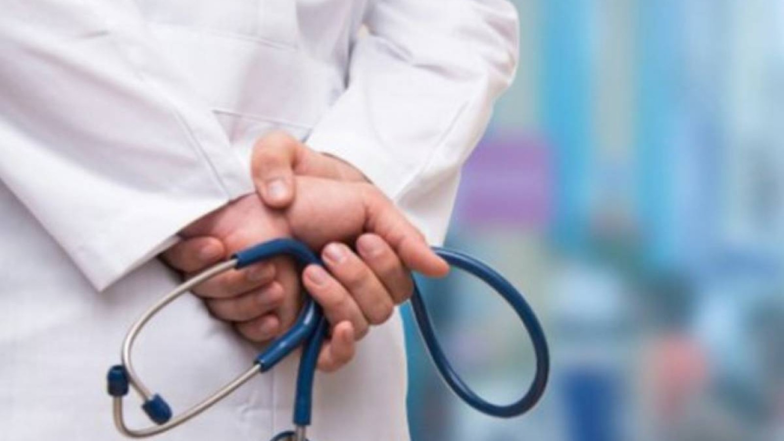 Алматыда анасын ауруханаға әкелген ер адам хирургті сабап тастады.