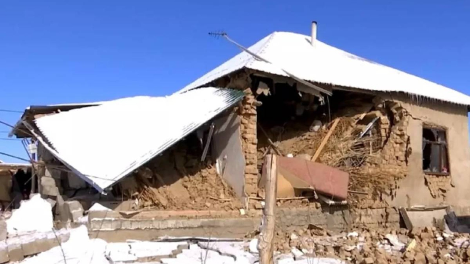 Шымкентте үйінде газ жарылған бір отбасы далада жүр.