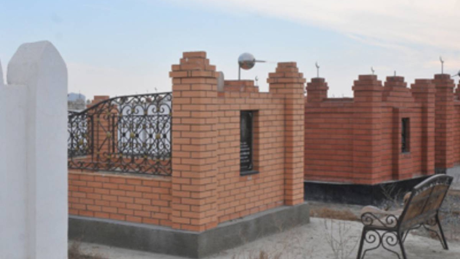 Шымкентте мазар шырақшысы құлыптастағы суреттерді өшіріп тастаған.