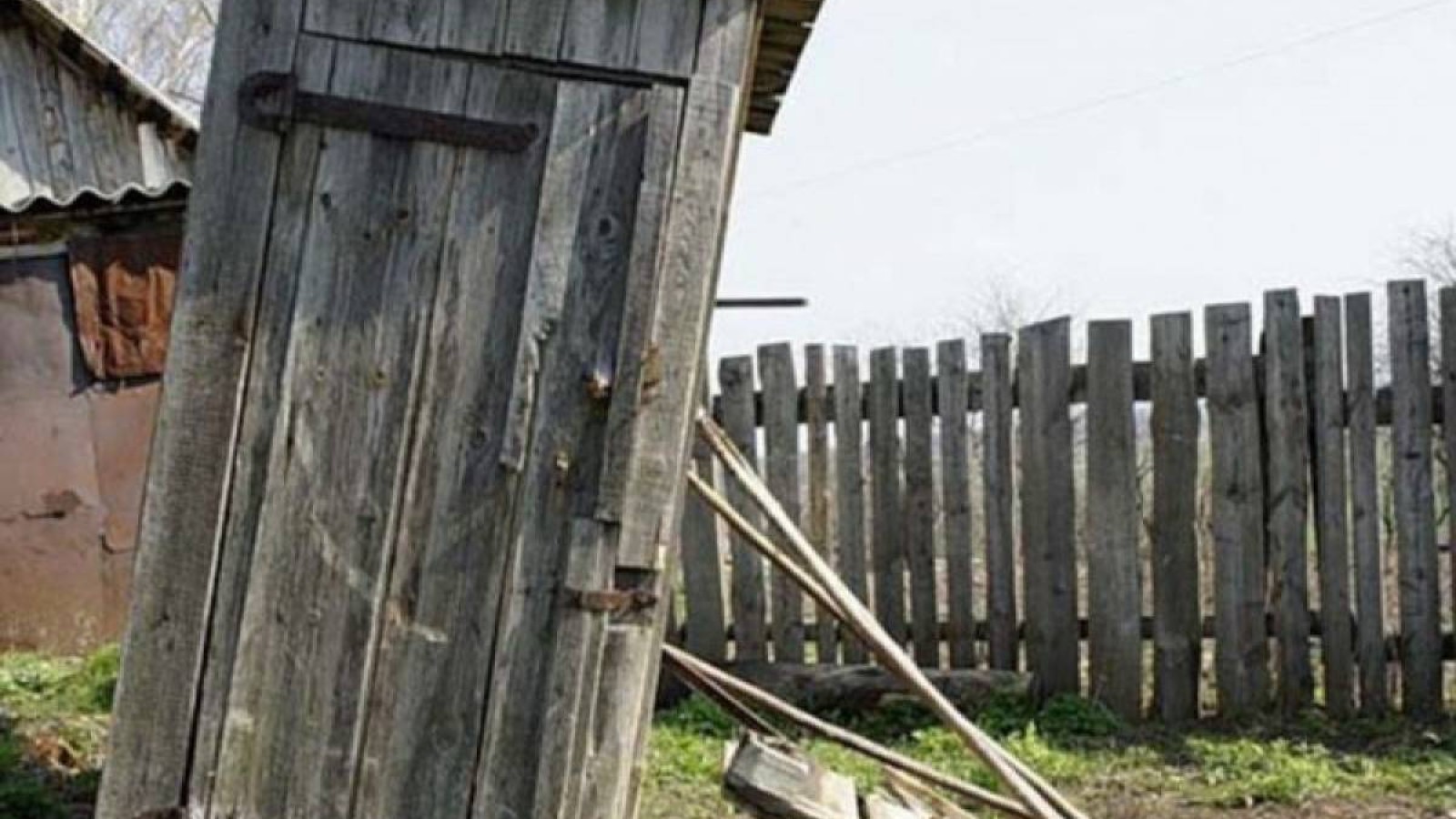 Анасы жаңа туған нәрестені пакетке орап, дәретханаға лақтырды.