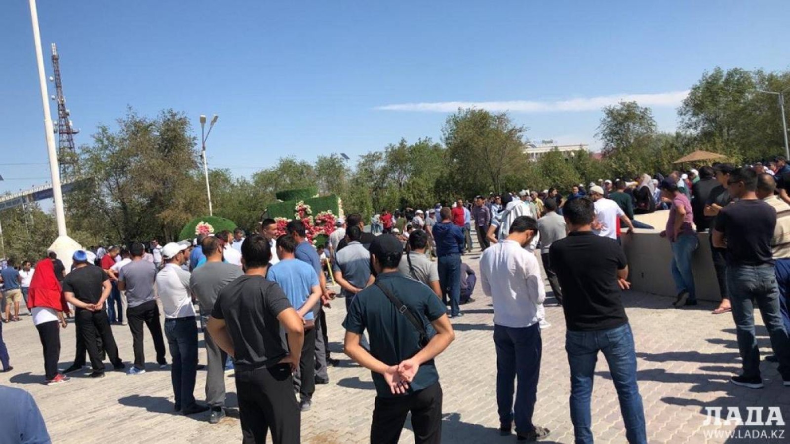 Маңғыстау әкімі наразылыққа шыққан жаңаөзендіктермен кездесті.